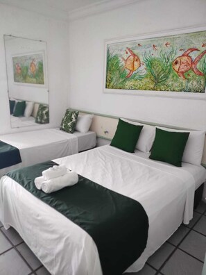 Minibar, desk, free WiFi, bed sheets - Hotel Porto Verde (Porto Seguro)