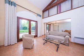Duplex, 3 Bedrooms | Blackout drapes, iron/ironing board, free WiFi, bed sheets - Le Relais du Grand Logis Cadarache ITER (Mirabeau)