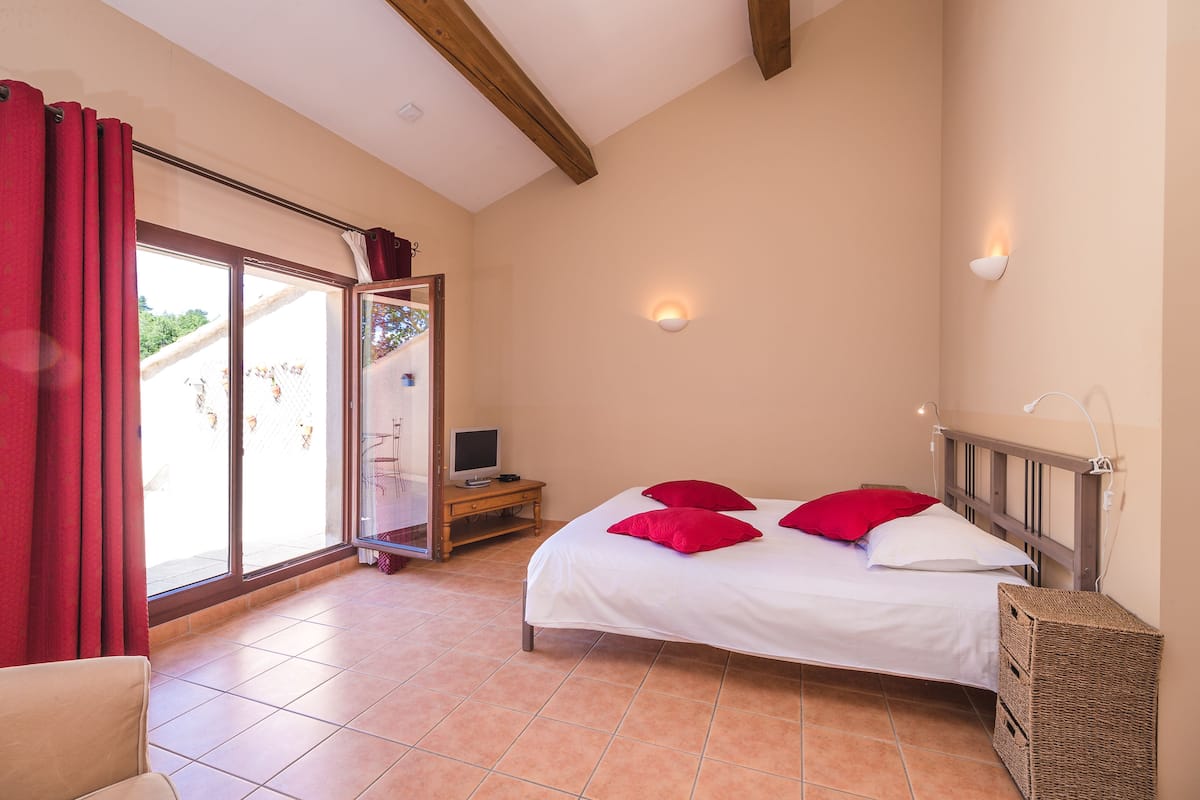 Estudio | 3 habitaciones, cortinas blackout y tabla de planchar con plancha