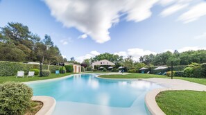 季节性开放的室外游泳池，日光浴躺椅