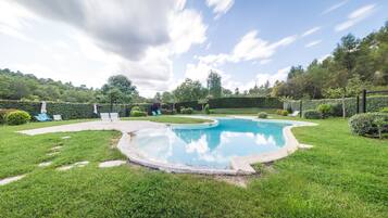 Alberca al aire libre por temporada y camastros