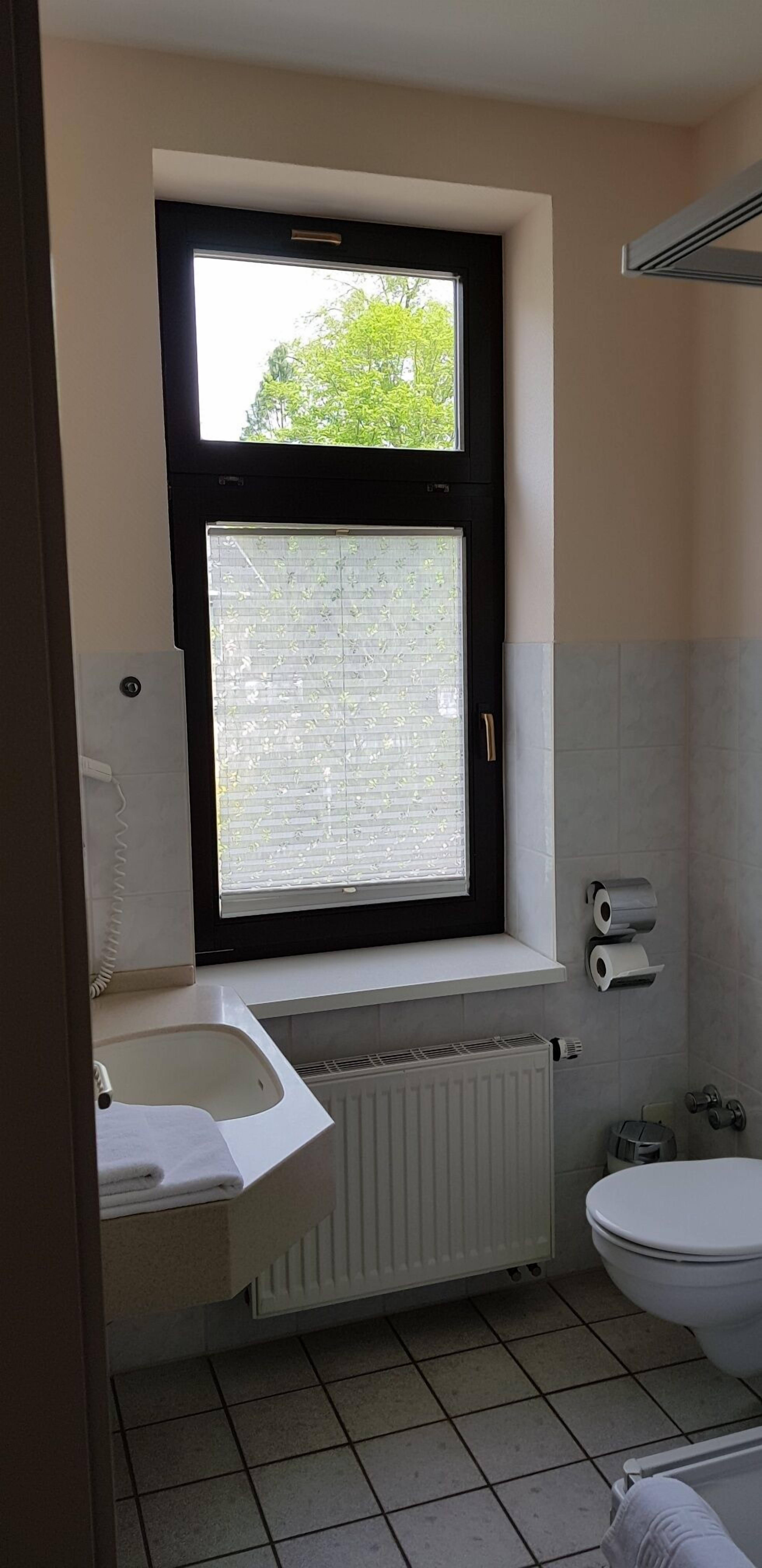 comfort double room single use | bathroom | deep-soaking bathtub, free toiletries, hair dryer, towels