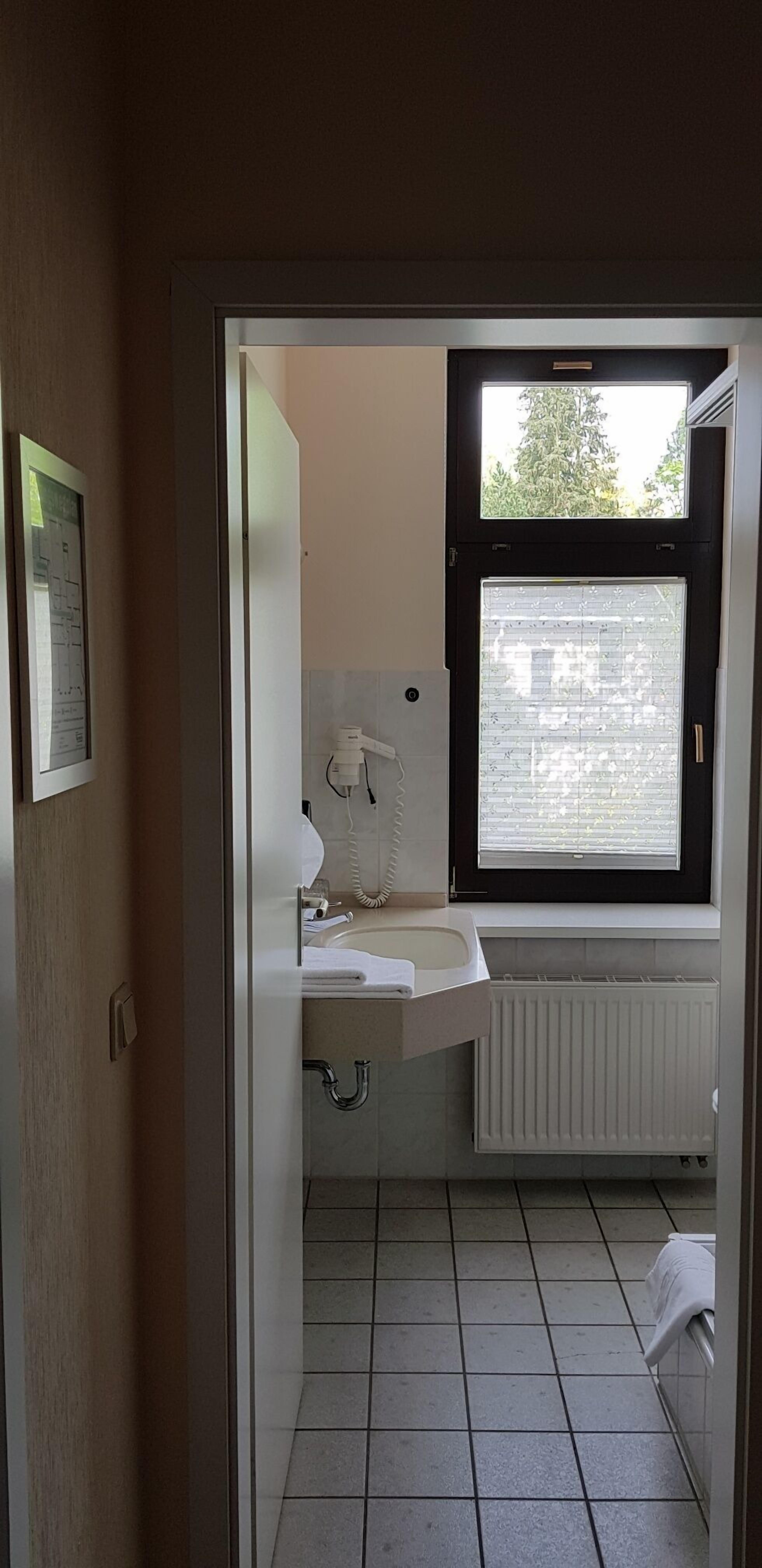 comfort double or twin room | bathroom | deep-soaking bathtub, free toiletries, hair dryer, towels