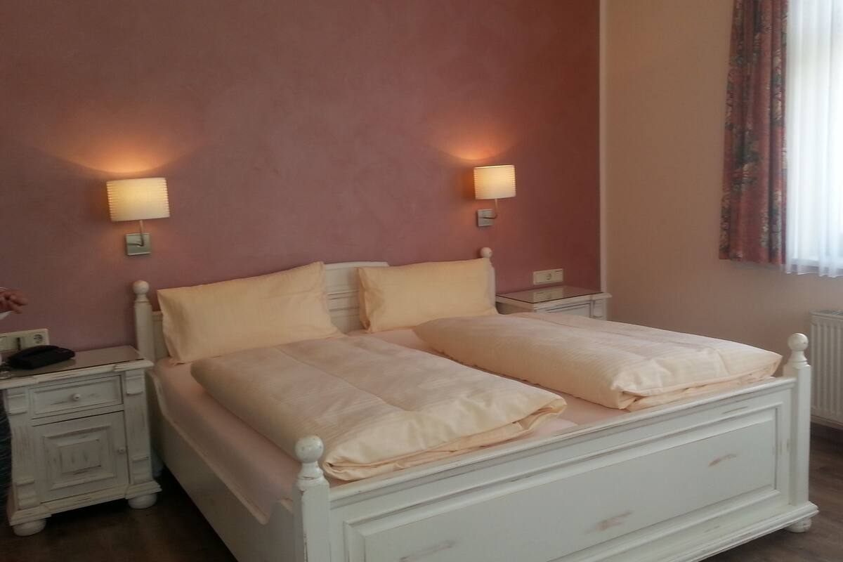 Habitación doble Confort de uso individual | Ropa de cama de alta calidad y caja de seguridad en la habitación