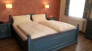 Habitación Confort con 1 cama matrimonial o 2 individuales | Ropa de cama de alta calidad y caja de seguridad en la habitación