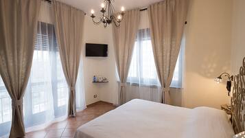 豪華雙人房, 陽台 | 迷你吧、客房內保險箱、書桌、隔音