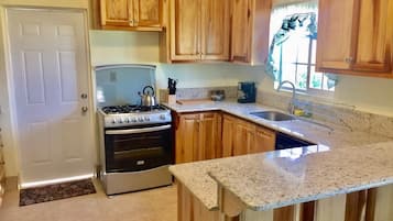 Casa de ciudad | Cocina privada | Refrigerador con congelador, microondas, horno y parrilla de estufa