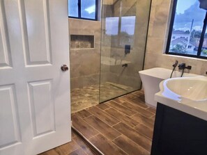 Dusche, kostenlose Toilettenartikel, Handtücher