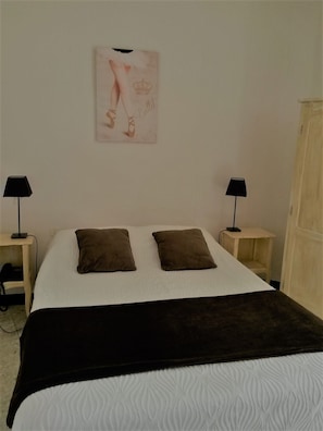 Comfort-Doppelzimmer, 1 Doppelbett, eigenes Bad | Bügeleisen/Bügelbrett, kostenloses WLAN, Bettwäsche