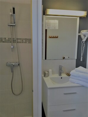 Comfort Triple Room | Bathroom