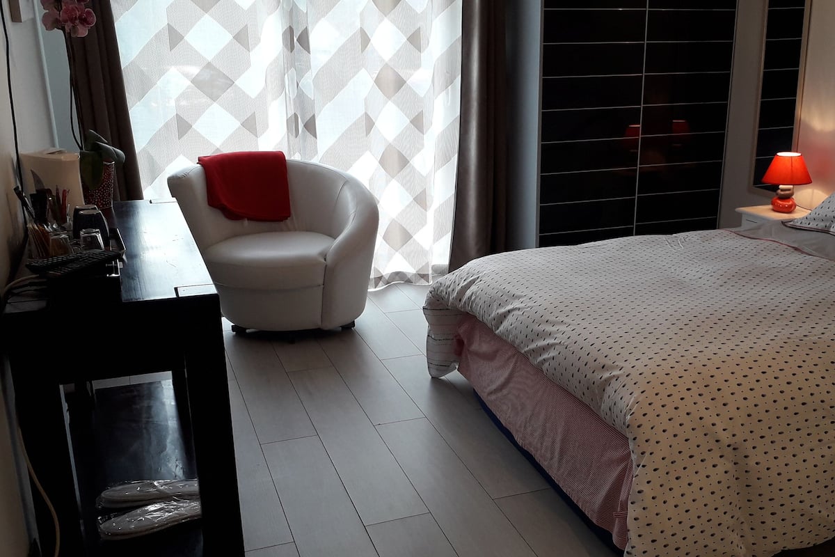 Classic Room | Bathroom | Shower, free toiletries, hair dryer, bathrobes