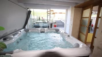 Bañera de hidromasaje cubierta