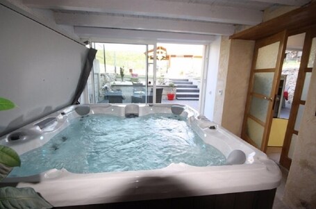 Indoor spa tub