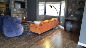 تلفزيون بشاشة مسطحة