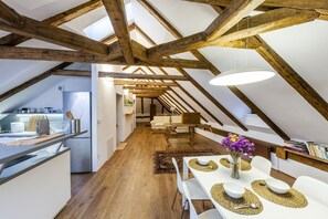 Deluxe-Apartment, 1 Queen-Bett (Dlx 2) | Wohnbereich | Flachbildfernseher, Fußbodenheizung