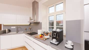 Departamento Deluxe, 1 cama Queen size (Dlx 1) | Cocina privada | Refrigerador, parrilla de estufa, cafetera y tetera y tetera eléctrica