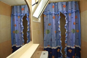 Shower, free toiletries - Qeparo Napolon Complex (Himarë)