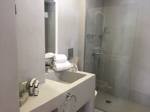 Appartement Confort | Salle de bain | Douche, articles de toilette griffés, séchoir à cheveux