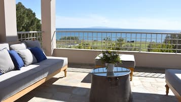 Panoramic Apartment | Premium bedding, blackout curtains, free cots/infant beds, free WiFi