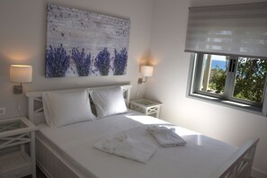 Premium bedding, blackout curtains, free cots/infant beds, free WiFi - Karystos Muse (Karystos)