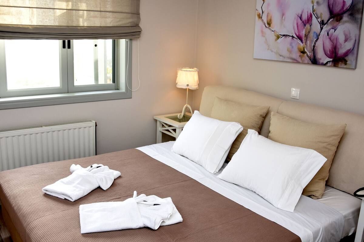 Panoramic Apartment | Premium bedding, blackout drapes, free cribs/infant beds, free WiFi