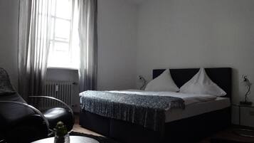 Schreibtisch, kostenlose Babybetten, kostenloses WLAN, BettwÀsche