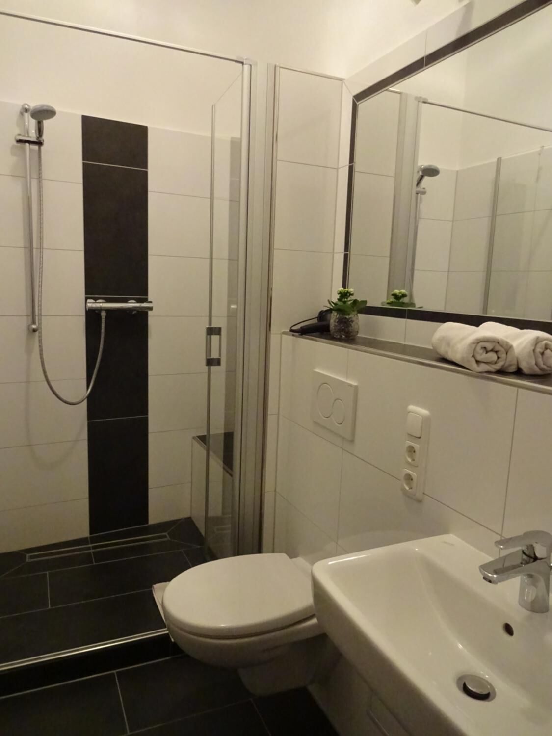 Dusche, kostenlose Toilettenartikel, Haartrockner, Handtücher