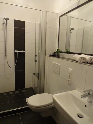 Douche, articles de toilette gratuits, sĂšche-cheveux