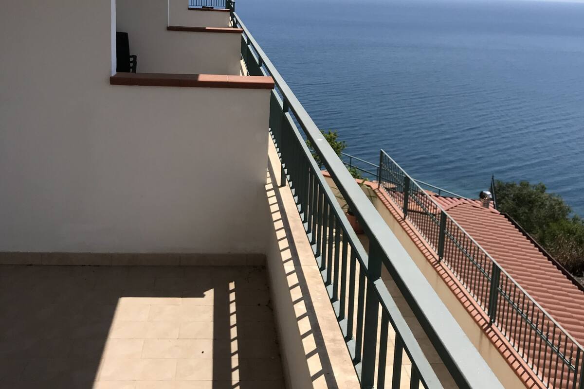 Un balcón con vista al mar.