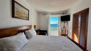 Double Room, Mountain View | 1 bedroom, premium bedding, minibar, in-room safe