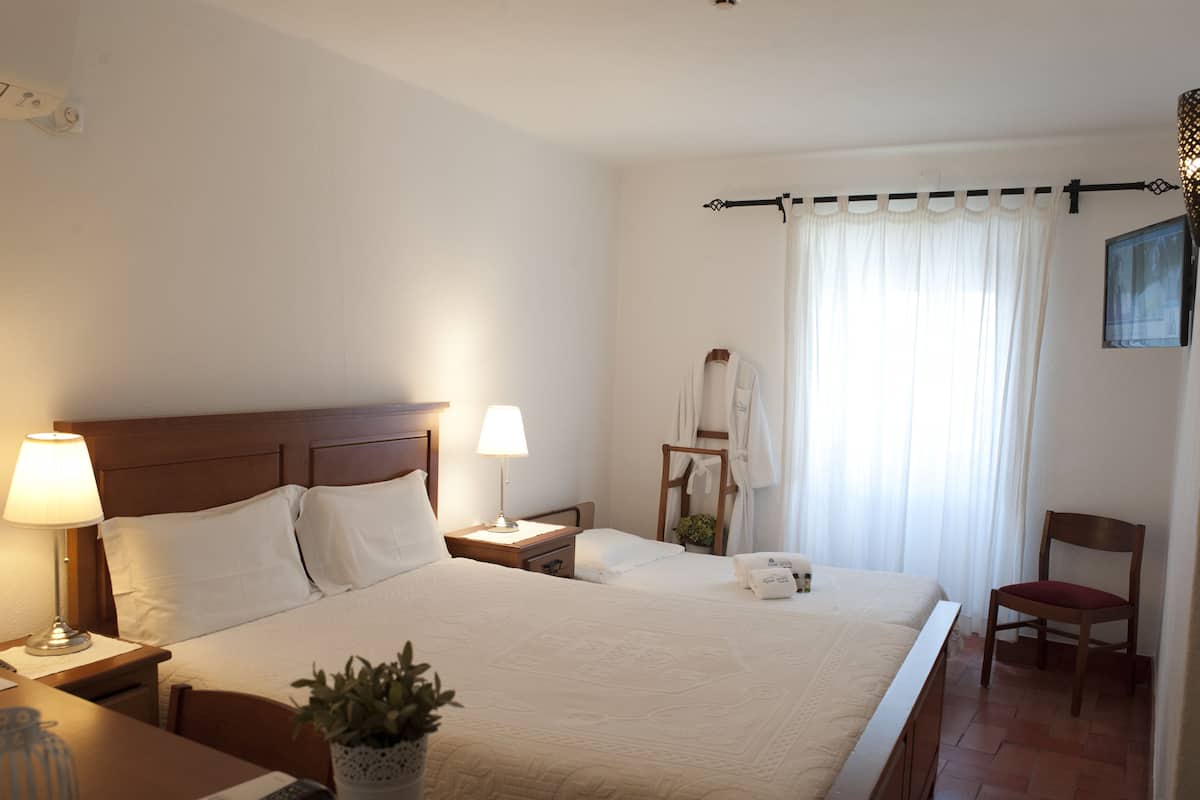 Habitación doble familiar | 1 habitación, ropa de cama de alta calidad y minibar