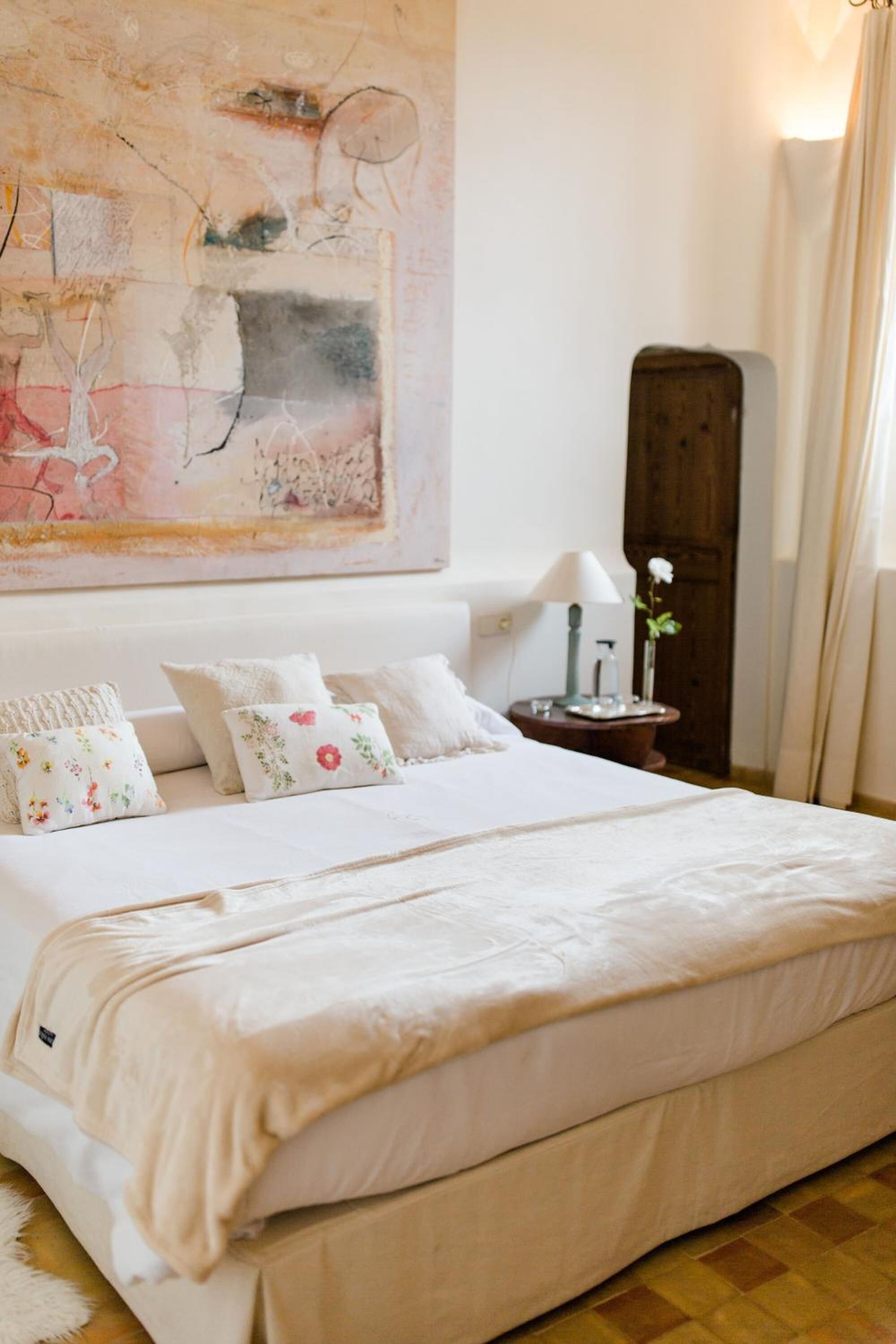 2 bedrooms, desk, soundproofing, free WiFi