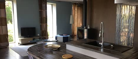 独立别墅 | 起居区 | 平板电视、壁炉