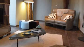 House | Living area | Flat-screen TV, fireplace