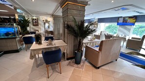 Frühstück, Mittagessen, Abendessen, lokale und internationale Küche