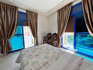 Caja de seguridad en la habitación y escritorio