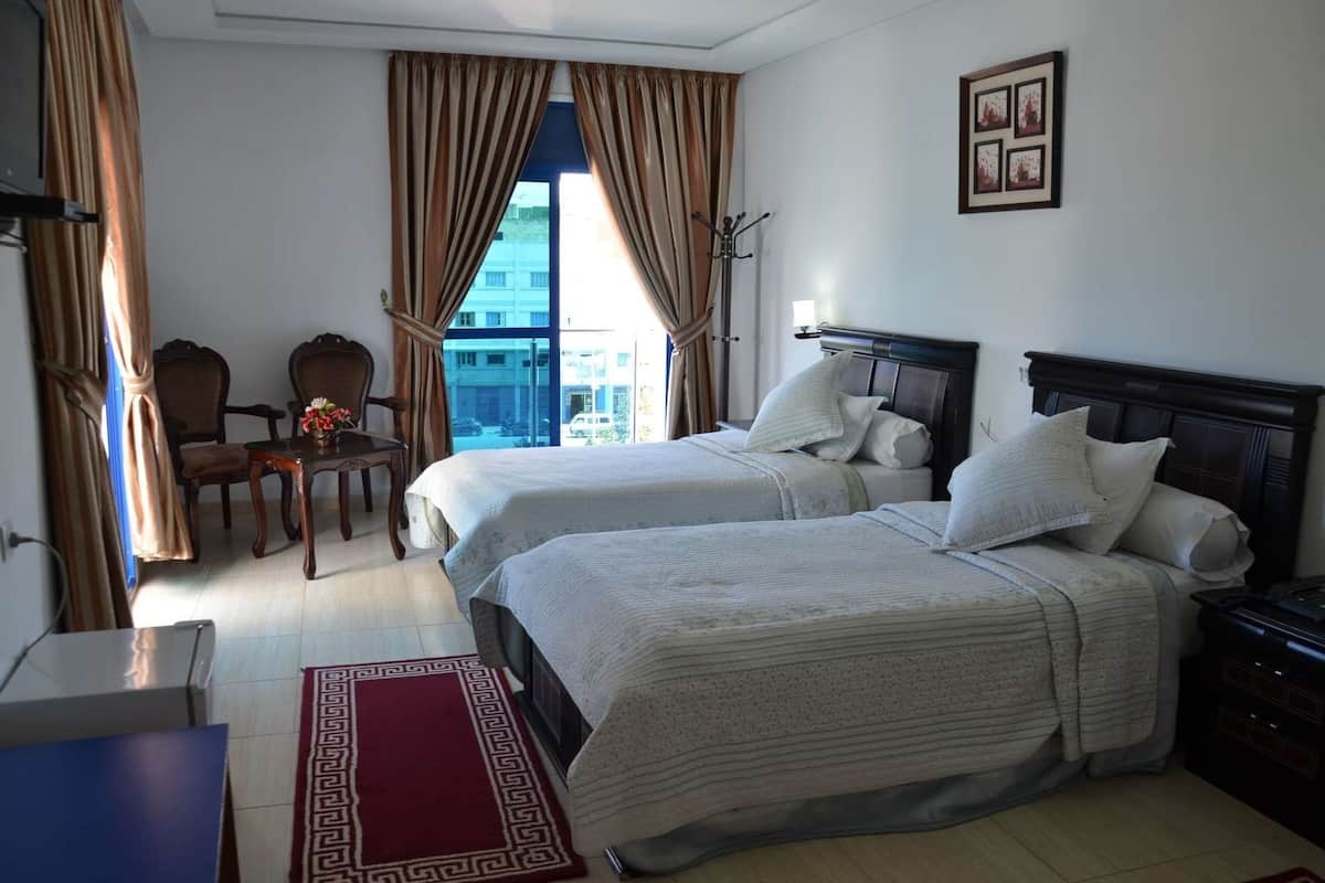 Quarto casal | Cofres nos quartos, escrivaninha, quartos à prova de som