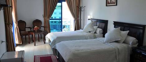 Tweepersoonskamer | Een kluis op de kamer, een bureau, geluiddichte muren, gratis wifi