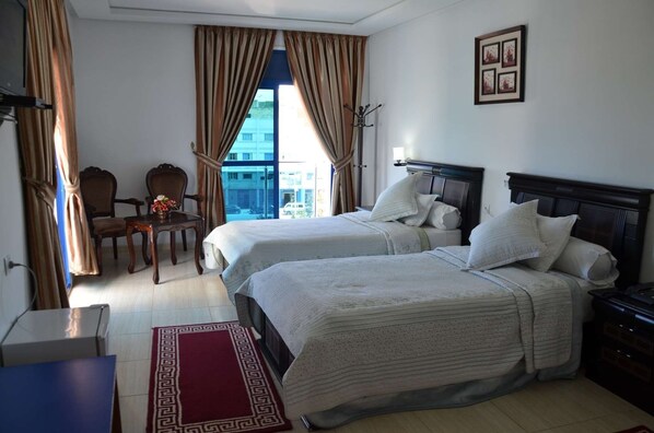 Caja de seguridad en la habitación y escritorio