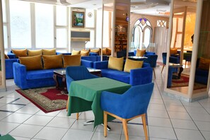 Frokost, lunsj og middag serveres, lokale og internasjonale retter 