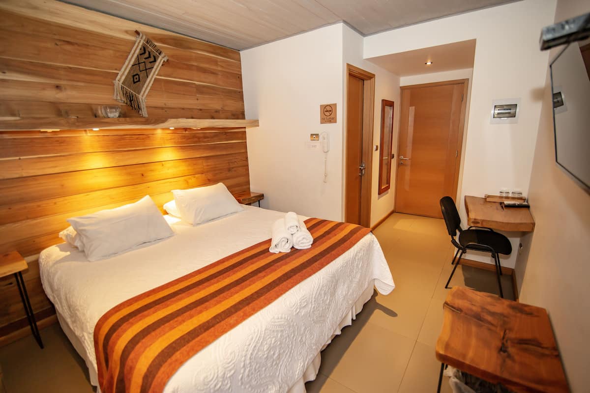 DOBLE SEGUNDO PISO CON BALCON COMPARTIDO | 1 bedroom, premium bedding, in-room safe, individually decorated