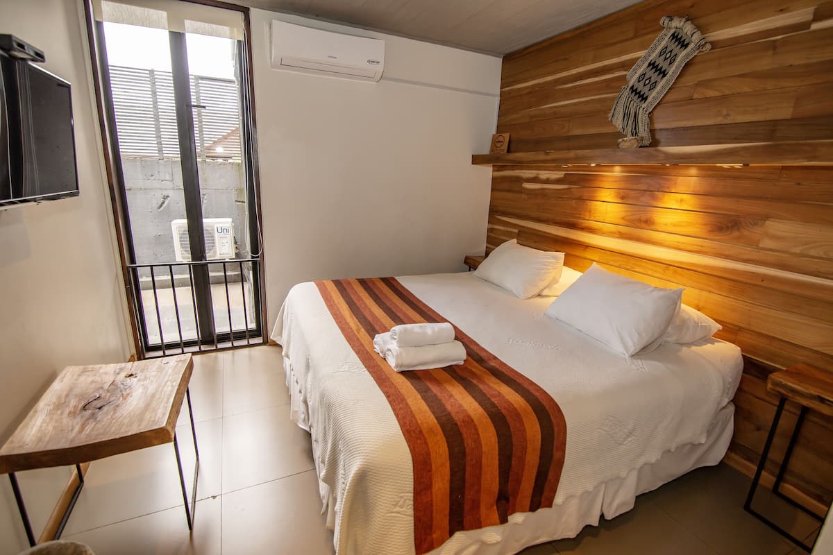DOBLE SEGUNDO PISO SIN BALCON | Premium bedding, in-room safe, iron/ironing board, WiFi (free)