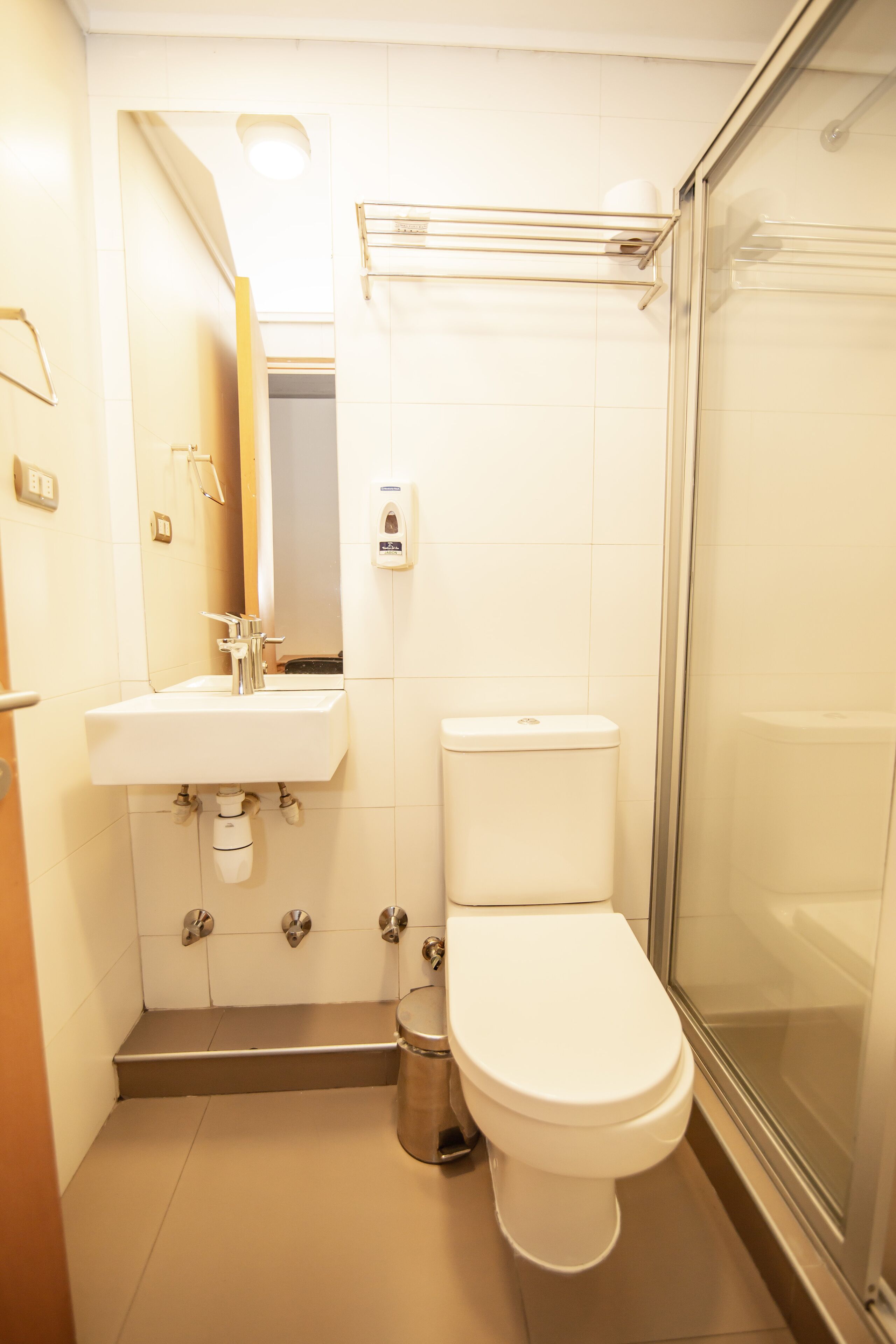doble segundo piso con balcon compartido | bathroom | deep-soaking bathtub, free toiletries, hair dryer, soap