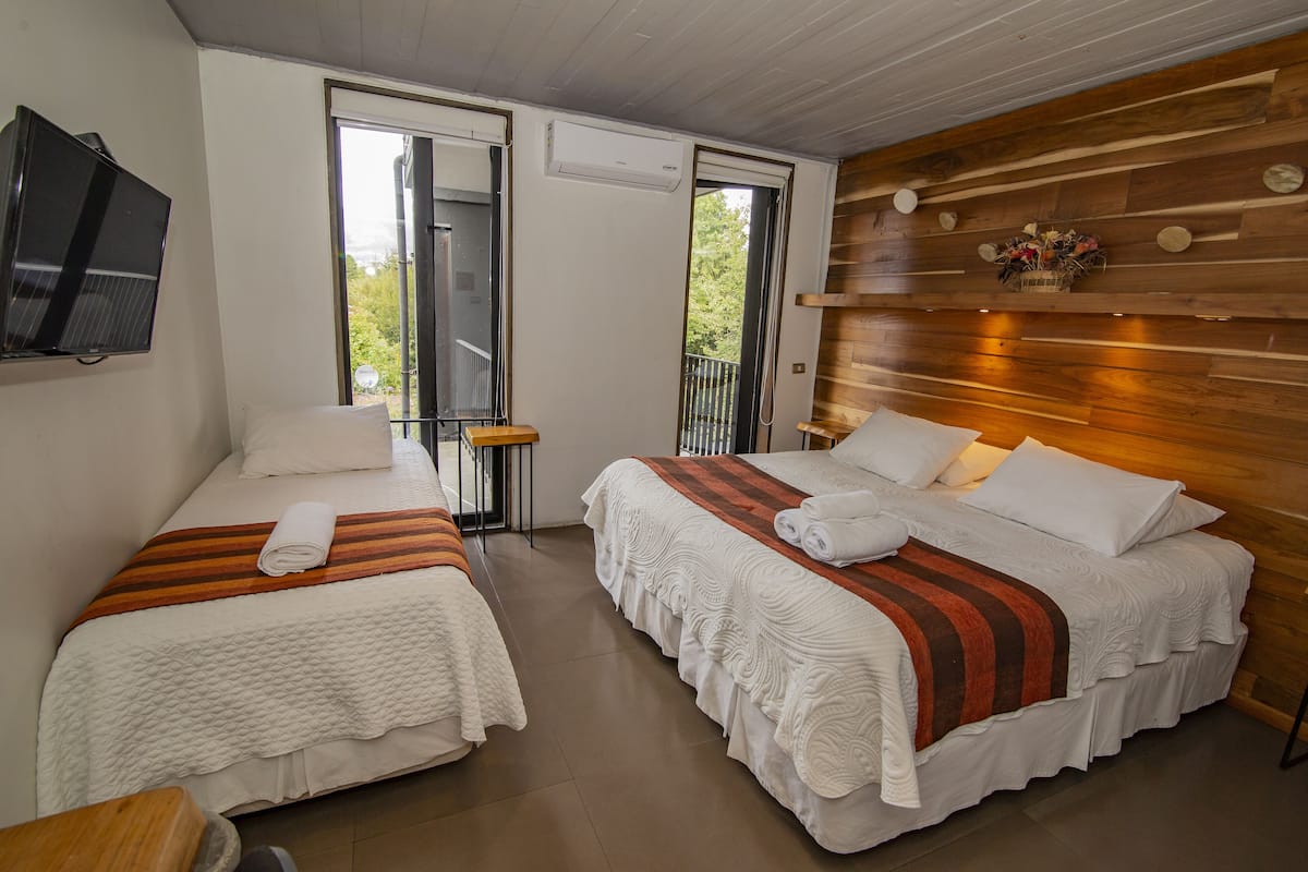 TRIPLE TERCER PISO CON BALCON | Premium bedding, in-room safe, iron/ironing board, WiFi (free)