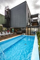 Una piscina al aire libre de temporada