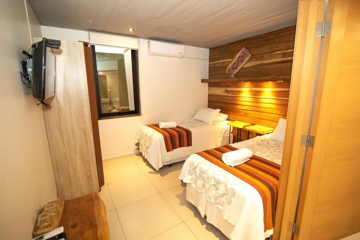 DOBLE PRIMER PISO | Premium bedding, in-room safe, iron/ironing board, WiFi (free)