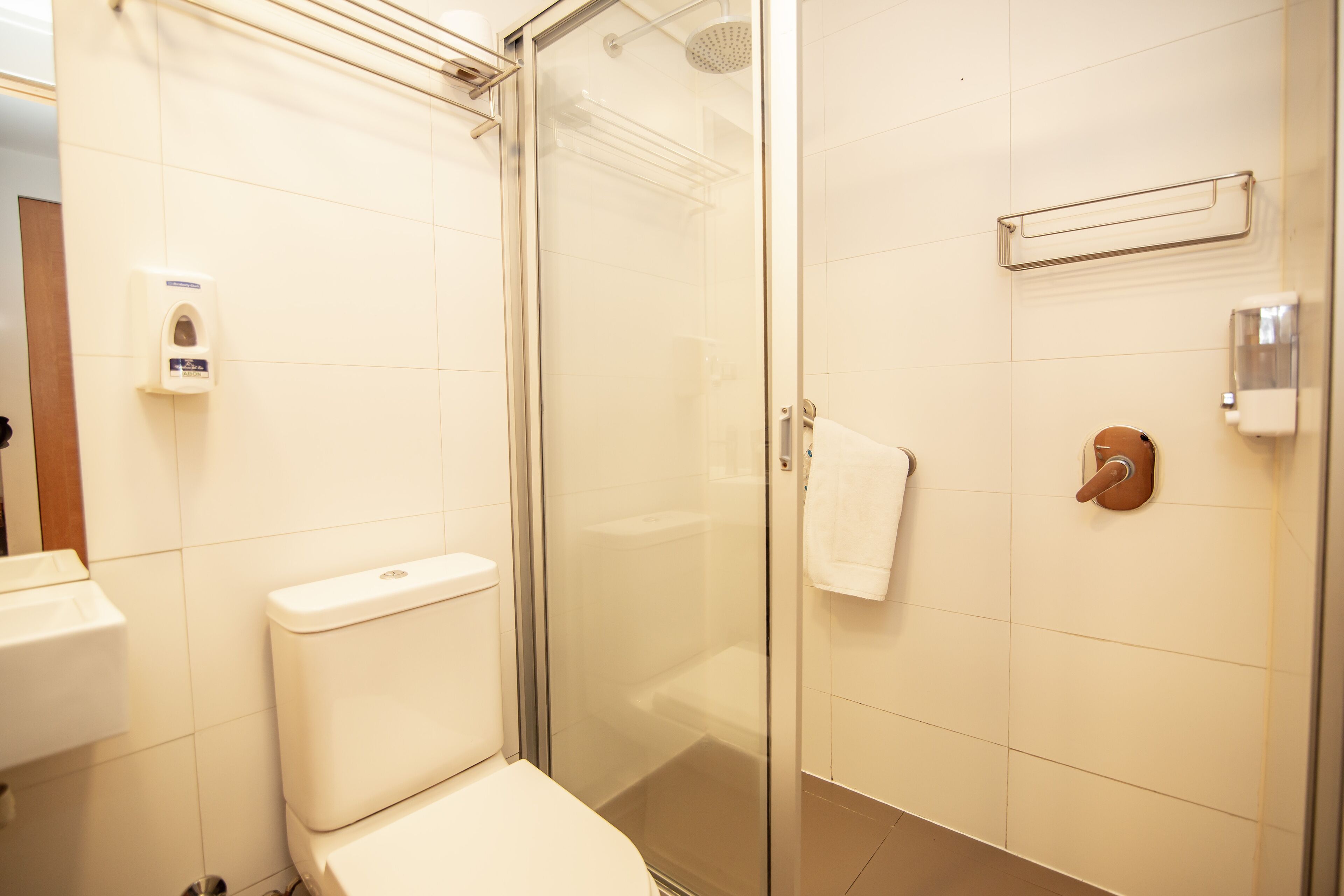 doble segundo piso con balcon compartido | bathroom | deep-soaking bathtub, free toiletries, hair dryer, soap