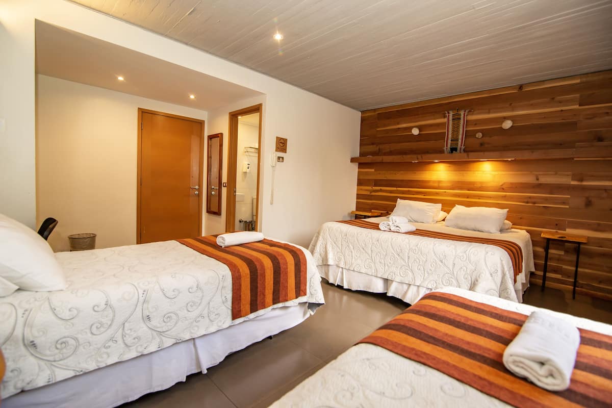 CUADRUPLE TERCER PISO SIN BALCON | Premium bedding, in-room safe, iron/ironing board, WiFi (free)