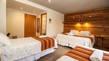 CUADRUPLE TERCER PISO SIN BALCON | 1 Schlafzimmer, hochwertige Bettwaren, Zimmersafe, individuell dekoriert