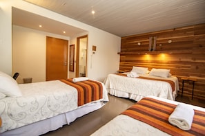 CUADRUPLE TERCER PISO SIN BALCON | 高級寝具、セーフティボックス (室内)、客室ごとに異なる装飾、アイロン / アイロン台